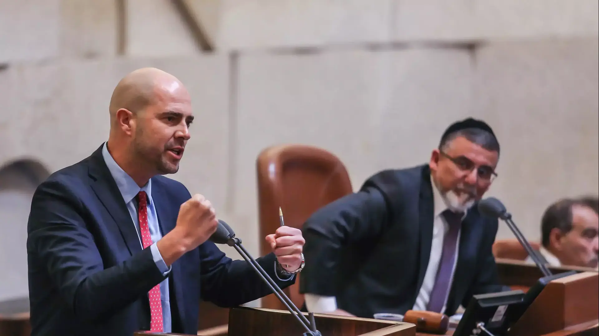 חבר הכנסת אמיר אוחנה נואם במליאת הכנסת חבר הכנסת אמיר אוחנה נואם במליאת הכנסת