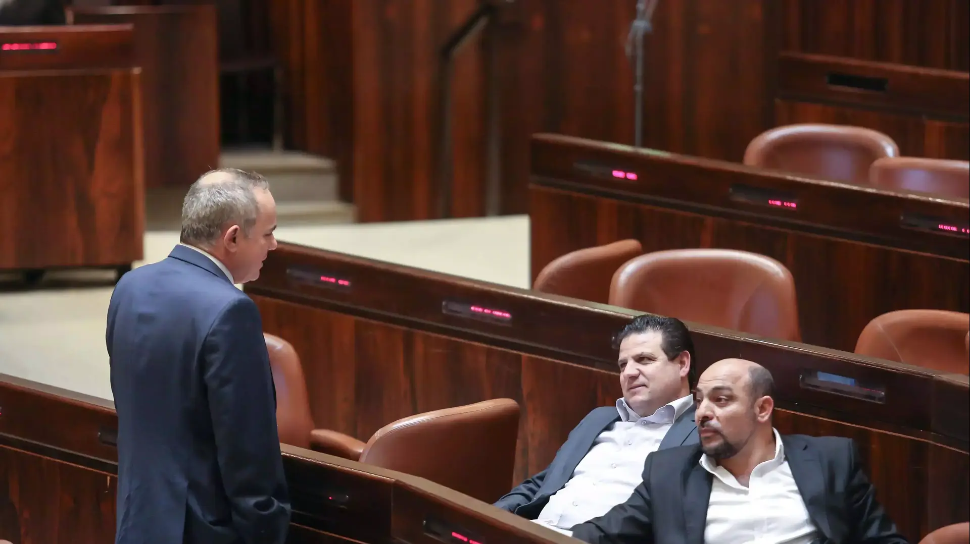 השר יובל שטייניץ וחברי הכנסת מסעוד גנאים ואיימן עודה במליאת הכנסת השר יובל שטייניץ וחברי הכנסת מסעוד גנאים ואיימן עודה במליאת הכנסת