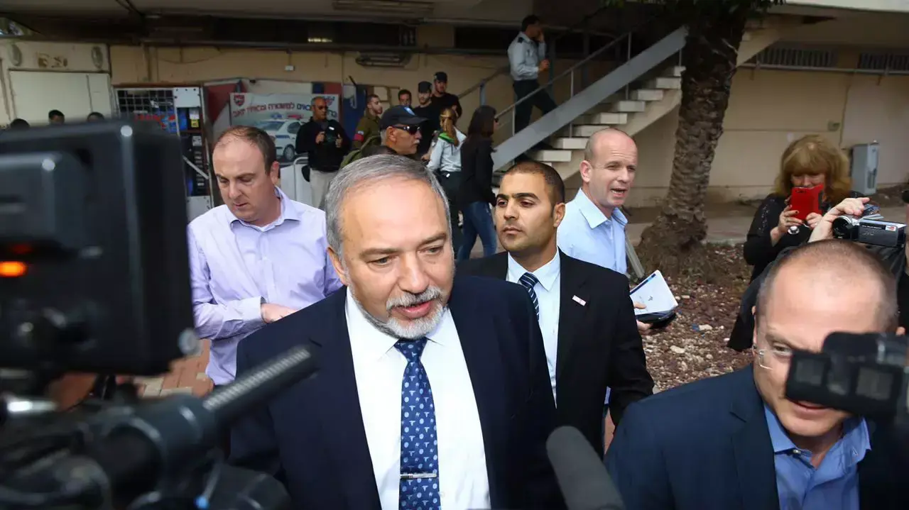 אביגדור ליברמן בהפגנת תמיכה בחייל היורה מחברון בקסטינה אביגדור ליברמן בהפגנת תמיכה בחייל היורה מחברון בקסטינה