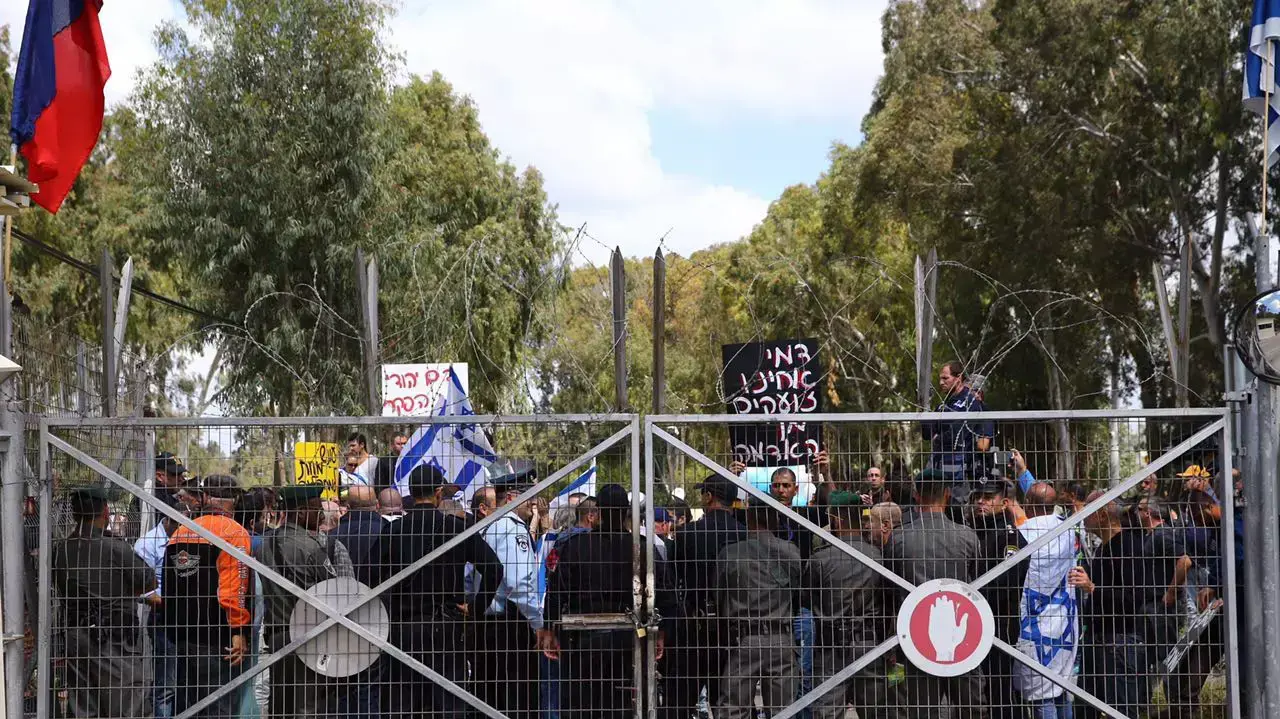 הפגנת תמיכה בחייל החשוד ברצח בחברון בקסטינה הפגנת תמיכה בחייל החשוד ברצח בחברון בקסטינה
