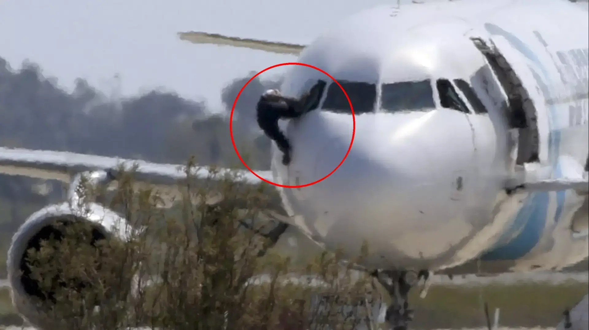 אדם נמלט מתא הטייס של מטוס Egypt Air החטוף, לרנקה, קפריסין, 29 במרץ 2016 אדם נמלט מתא הטייס של מטוס Egypt Air החטוף, לרנקה, קפריסין, 29 במרץ 2016
