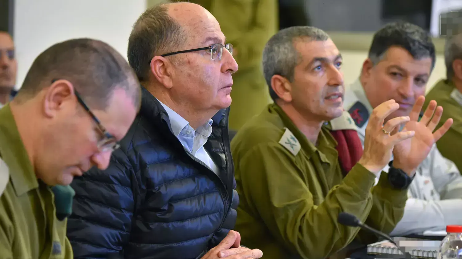 שר הביטחון משה יעלון בביקור במפקדת פיקוד המרכז. 29 במרץ 2016 שר הביטחון משה יעלון בביקור במפקדת פיקוד המרכז. 29 במרץ 2016
