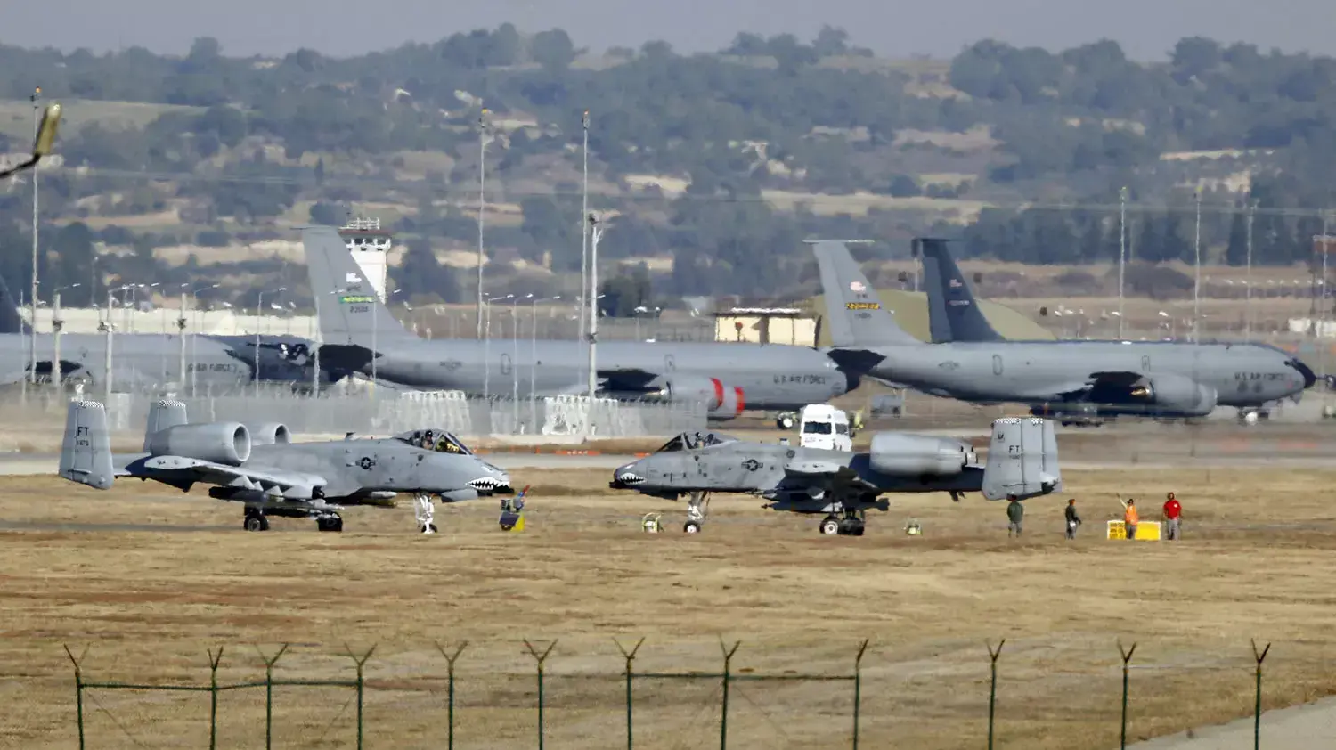 מטוסי קרב אמריקניים בבסיס חיל האוויר אינג'רליק שבדרום-מזרח טורקיה, נובמבר 2015 מטוסי קרב אמריקניים בבסיס חיל האוויר אינג'רליק שבדרום-מזרח טורקיה, נובמבר 2015