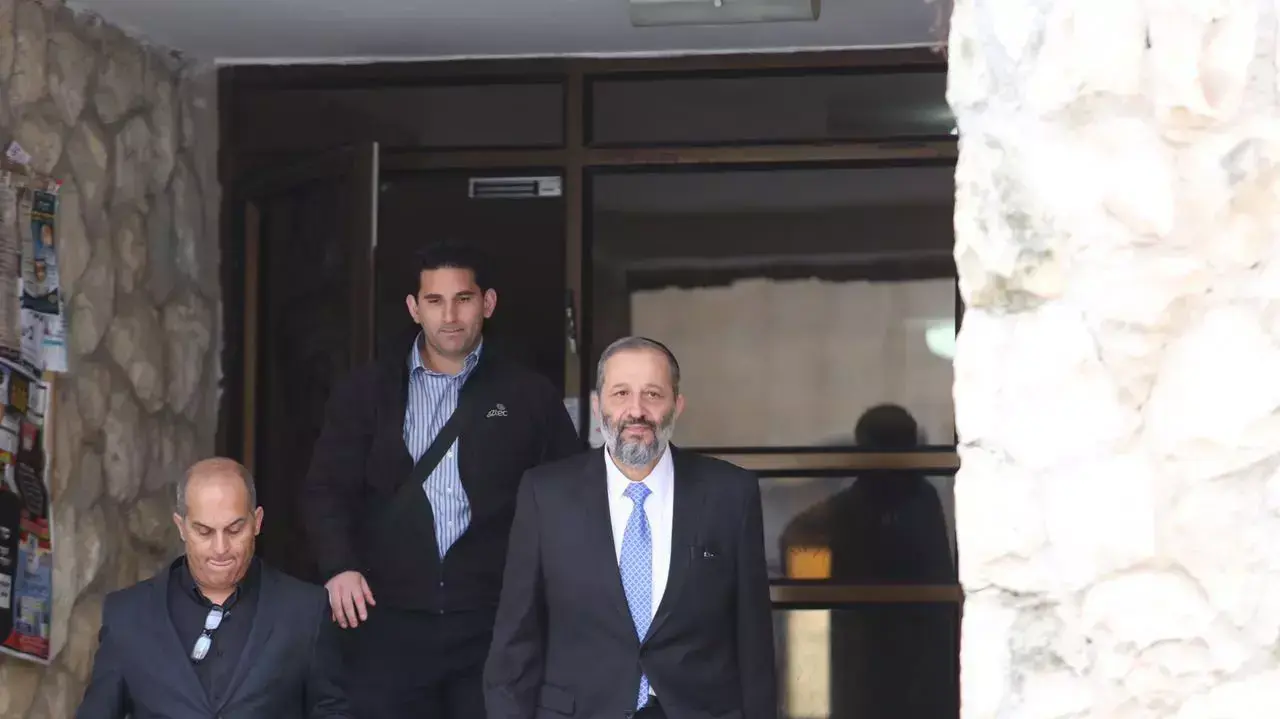 אריה דרעי יוצא מביתו אריה דרעי יוצא מביתו