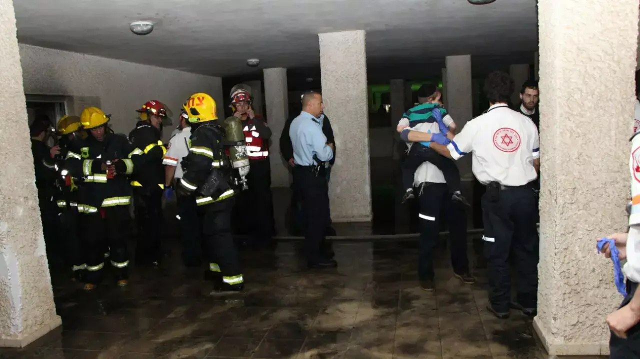 נושא: פצועה קשה ושלושה פצועים קל בשריפה בבניין מגורים בבני ברק, 31 במרץ 2016 נושא: פצועה קשה ושלושה פצועים קל בשריפה בבניין מגורים בבני ברק, 31 במרץ 2016