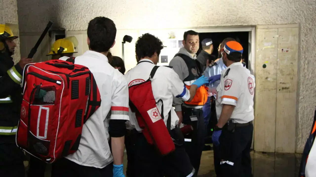 נושא: פצועה קשה ושלושה פצועים קל בשריפה בבניין מגורים בבני ברק, 31 במרץ 2016 נושא: פצועה קשה ושלושה פצועים קל בשריפה בבניין מגורים בבני ברק, 31 במרץ 2016