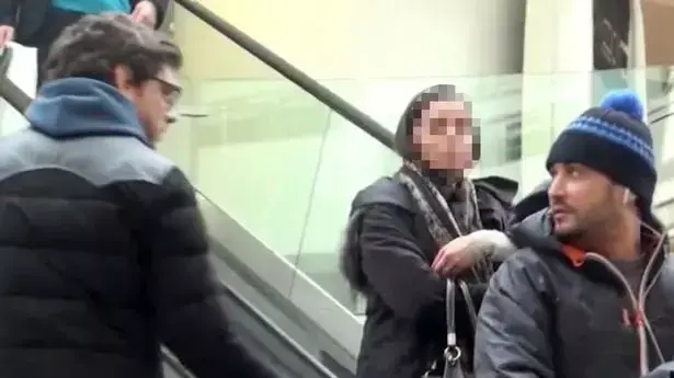מתיחה על מדרגות נעות מתיחה על מדרגות נעות