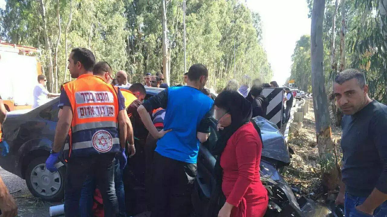 : חמש נשים וילדות נפצעו בינוני וקשה בהתנגשות רכב בעץ בעמק חפר, 1 באפריל 2016 : חמש נשים וילדות נפצעו בינוני וקשה בהתנגשות רכב בעץ בעמק חפר, 1 באפריל 2016