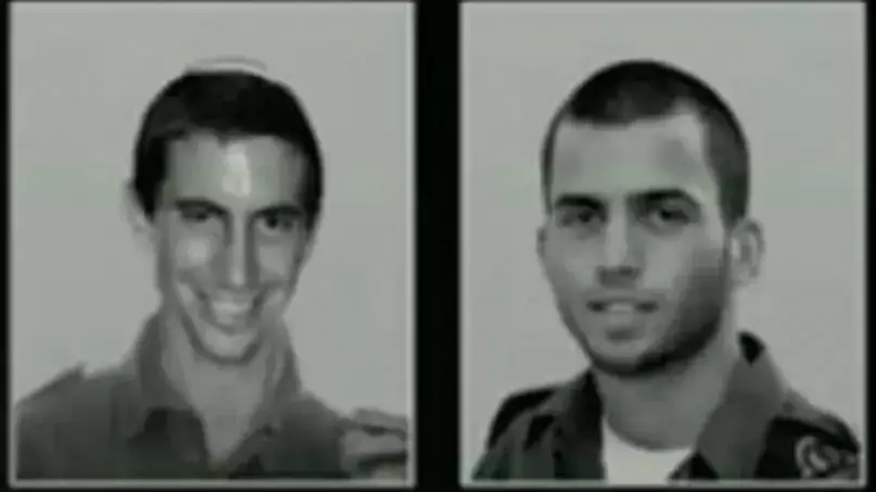 דובר חמאס התייחס לראשונה בהודעה משודרת לארבעת החטופים ברצועת עזה. 1 באפריל 2016. דובר חמאס התייחס לראשונה בהודעה משודרת לארבעת החטופים ברצועת עזה. 1 באפריל 2016.