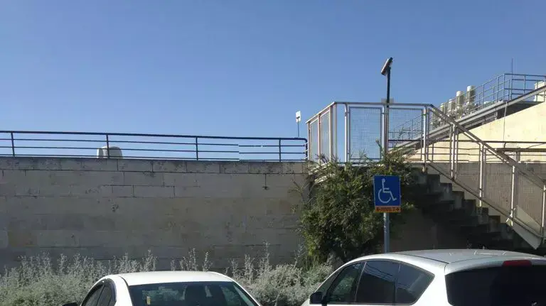 רכבו של משה סויסה, מפקד מחוז הדרומי, בחניה המיועדת לנכים. ירושלים אפריל 2016 רכבו של משה סויסה, מפקד מחוז הדרומי, בחניה המיועדת לנכים. ירושלים אפריל 2016