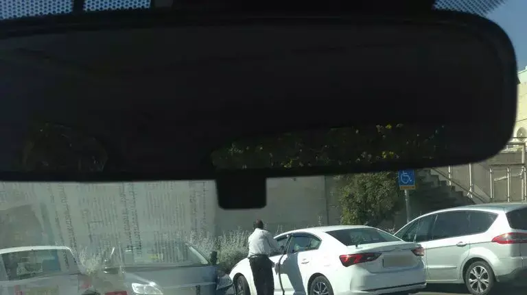 רכבו של משה סויסה, מפקד מחוז הדרומי, בחניה המיועדת לנכים. ירושלים אפריל 2016 רכבו של משה סויסה, מפקד מחוז הדרומי, בחניה המיועדת לנכים. ירושלים אפריל 2016