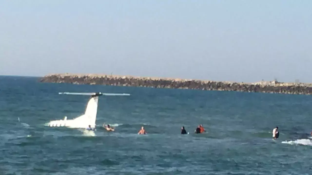 מטוס קל נחת נחיתת אונס בחוף מציצים מטוס קל נחת נחיתת אונס בחוף מציצים