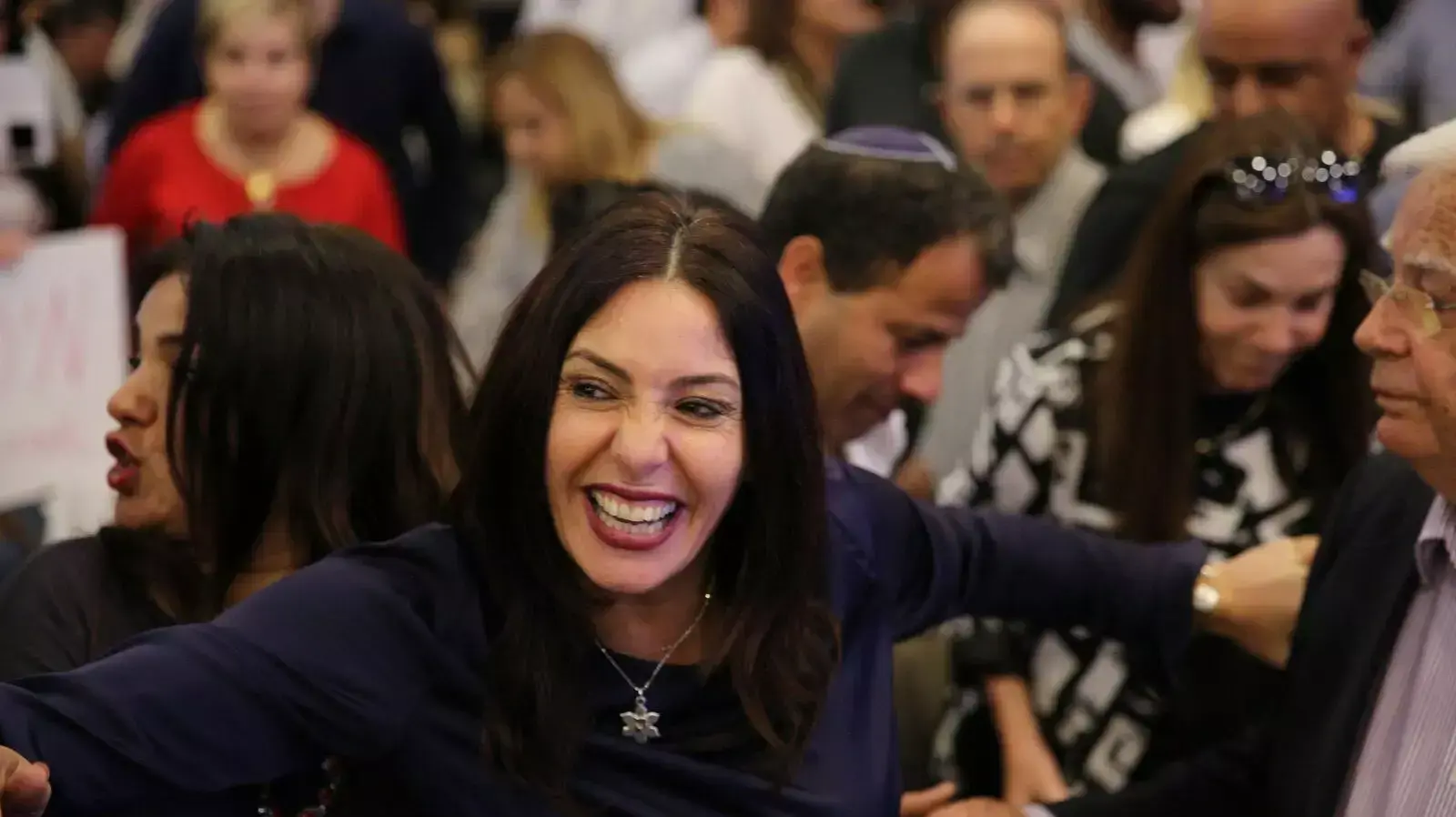 מירי רגב ופעילי ליכוד באירוע הרמ כוסית לכבוד פסח מירי רגב ופעילי ליכוד באירוע הרמ כוסית לכבוד פסח