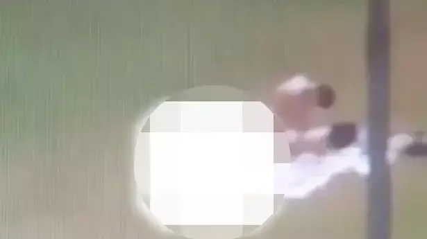 זוג צולם מקיים יחסי מין