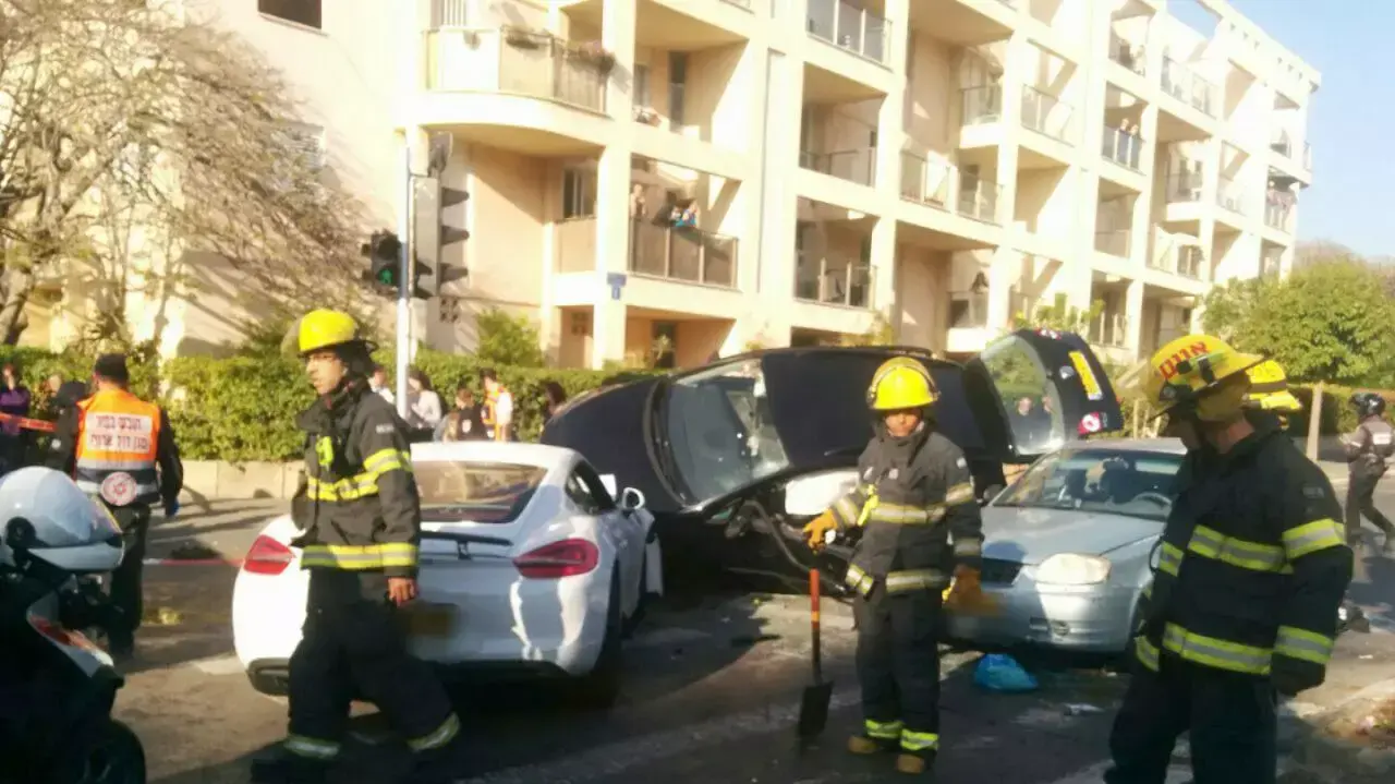 אישה בת 45 ופעוט בן שנתיים נפצעו בינוני-קשה בתאונת דרכים בתל אביב. 4 באפריל 2016. אישה בת 45 ופעוט בן שנתיים נפצעו בינוני-קשה בתאונת דרכים בתל אביב. 4 באפריל 2016.