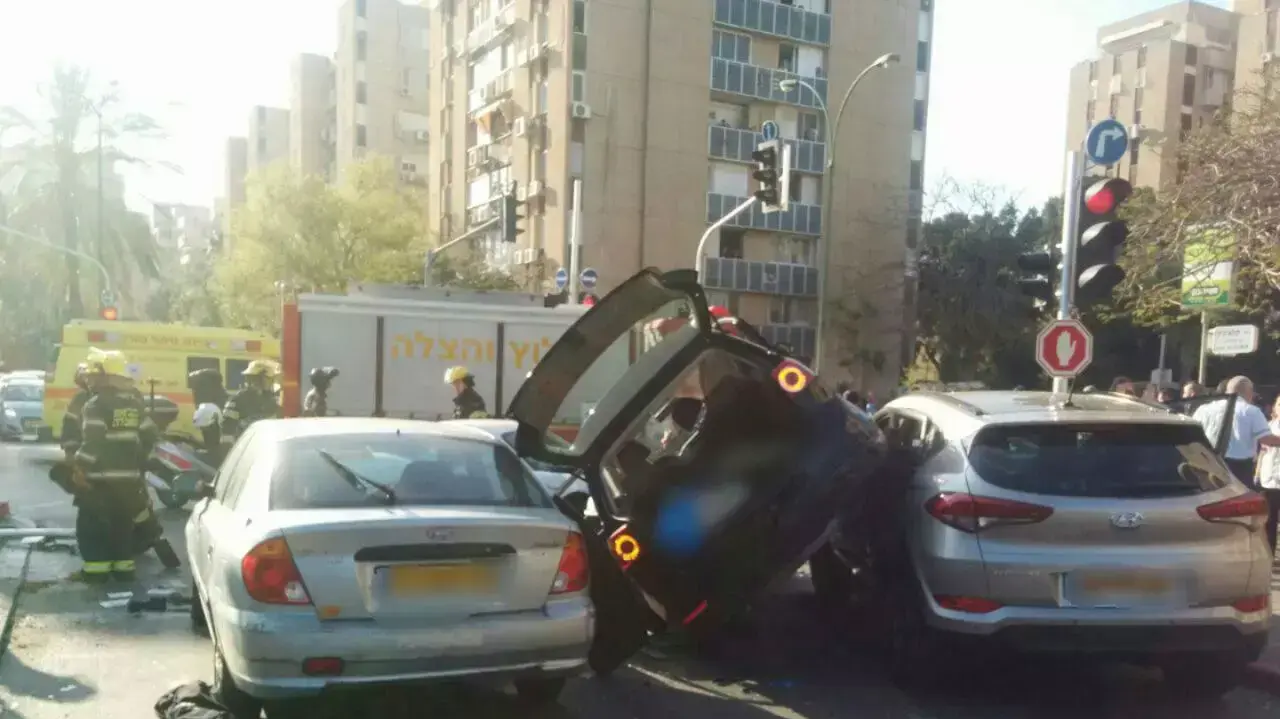 אישה בת 45 ופעוט בן שנתיים נפצעו בינוני-קשה בתאונת דרכים בתל אביב. 4 באפריל 2016. אישה בת 45 ופעוט בן שנתיים נפצעו בינוני-קשה בתאונת דרכים בתל אביב. 4 באפריל 2016.