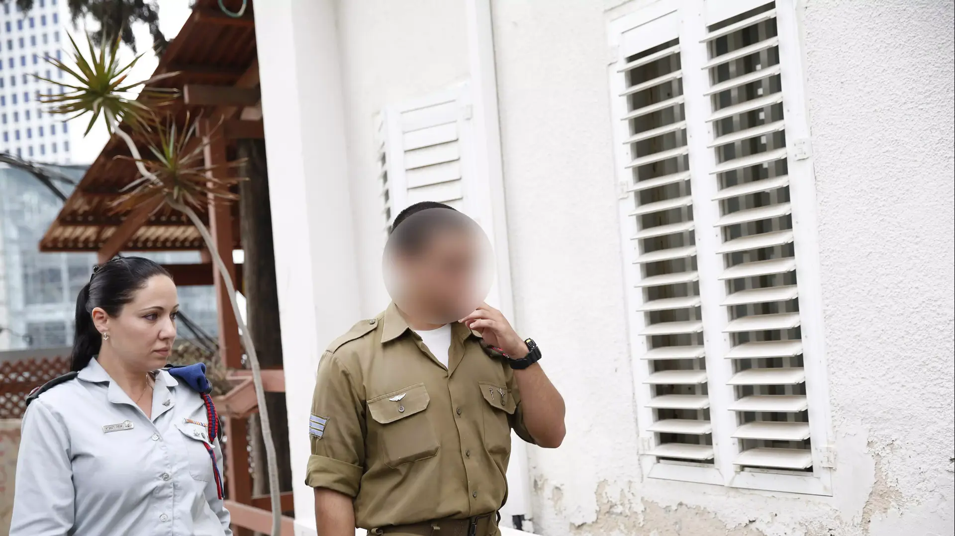 החייל היורה מחברון ובני משפחתו בכניסה לדיון בעניינו בבית הדין הצבאי בקרייה החייל היורה מחברון ובני משפחתו בכניסה לדיון בעניינו בבית הדין הצבאי בקרייה