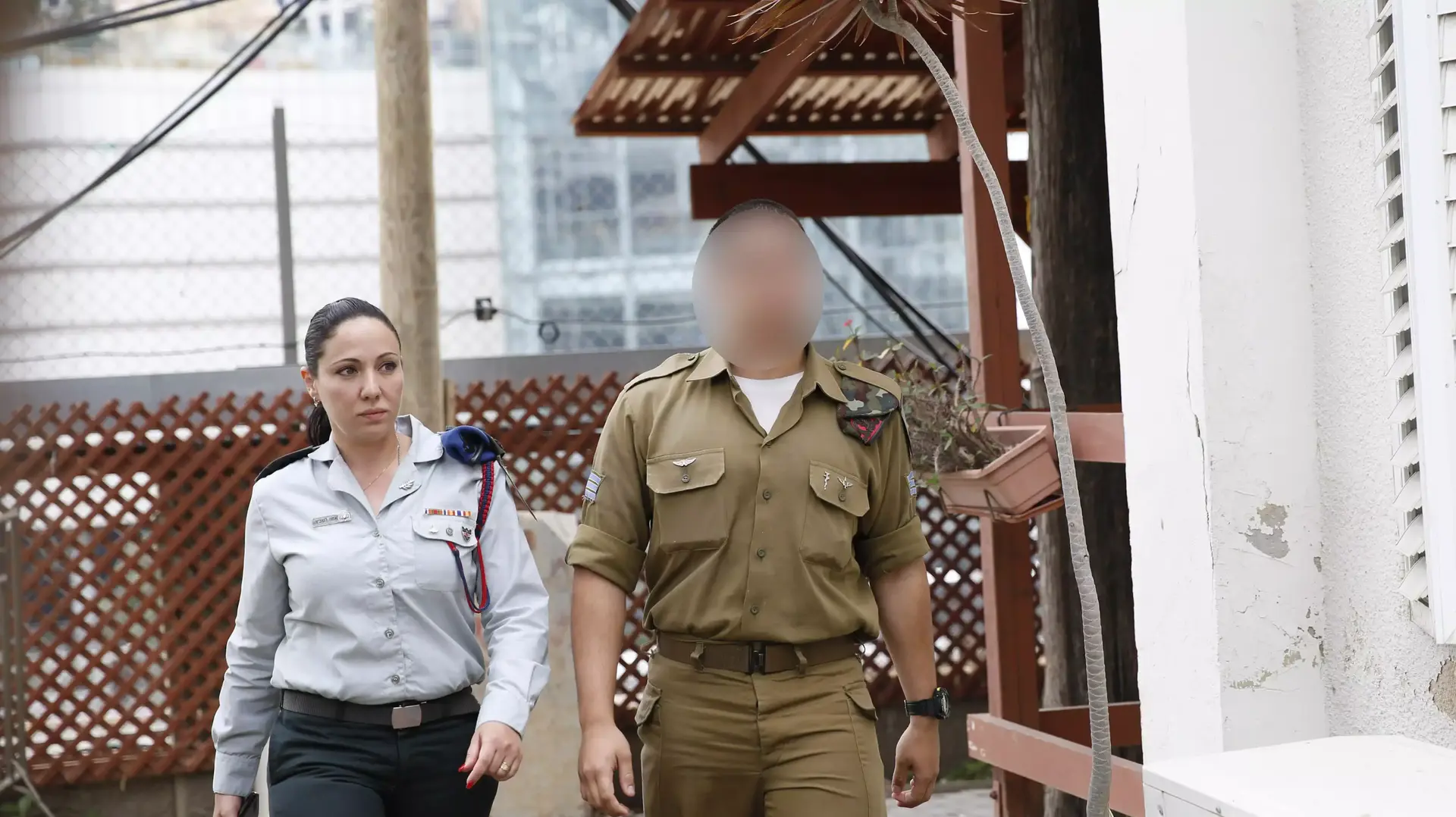 החייל היורה מחברון ובני משפחתו בכניסה לדיון בעניינו בבית הדין הצבאי בקרייה החייל היורה מחברון ובני משפחתו בכניסה לדיון בעניינו בבית הדין הצבאי בקרייה