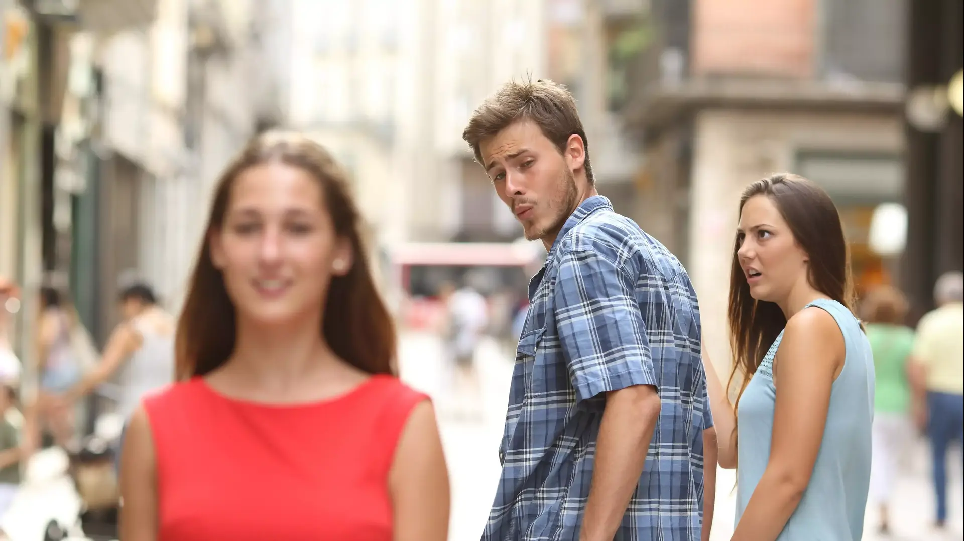 גבר מביט על אישה ברחוב