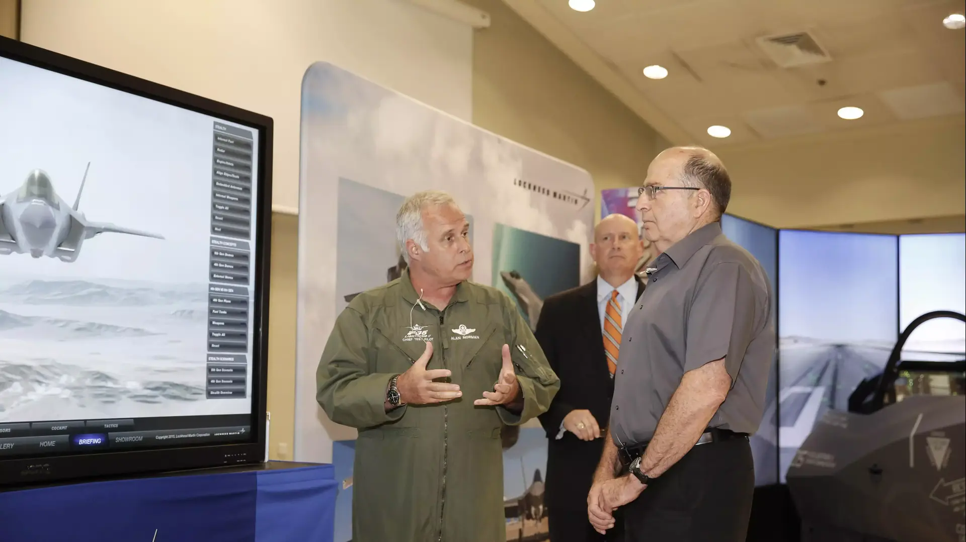 שר הביטחון משה יעלון, סימולטור F-35 בית חיל האוויר, הרצליה. 5 באפריל 2016 שר הביטחון משה יעלון, סימולטור F-35 בית חיל האוויר, הרצליה. 5 באפריל 2016