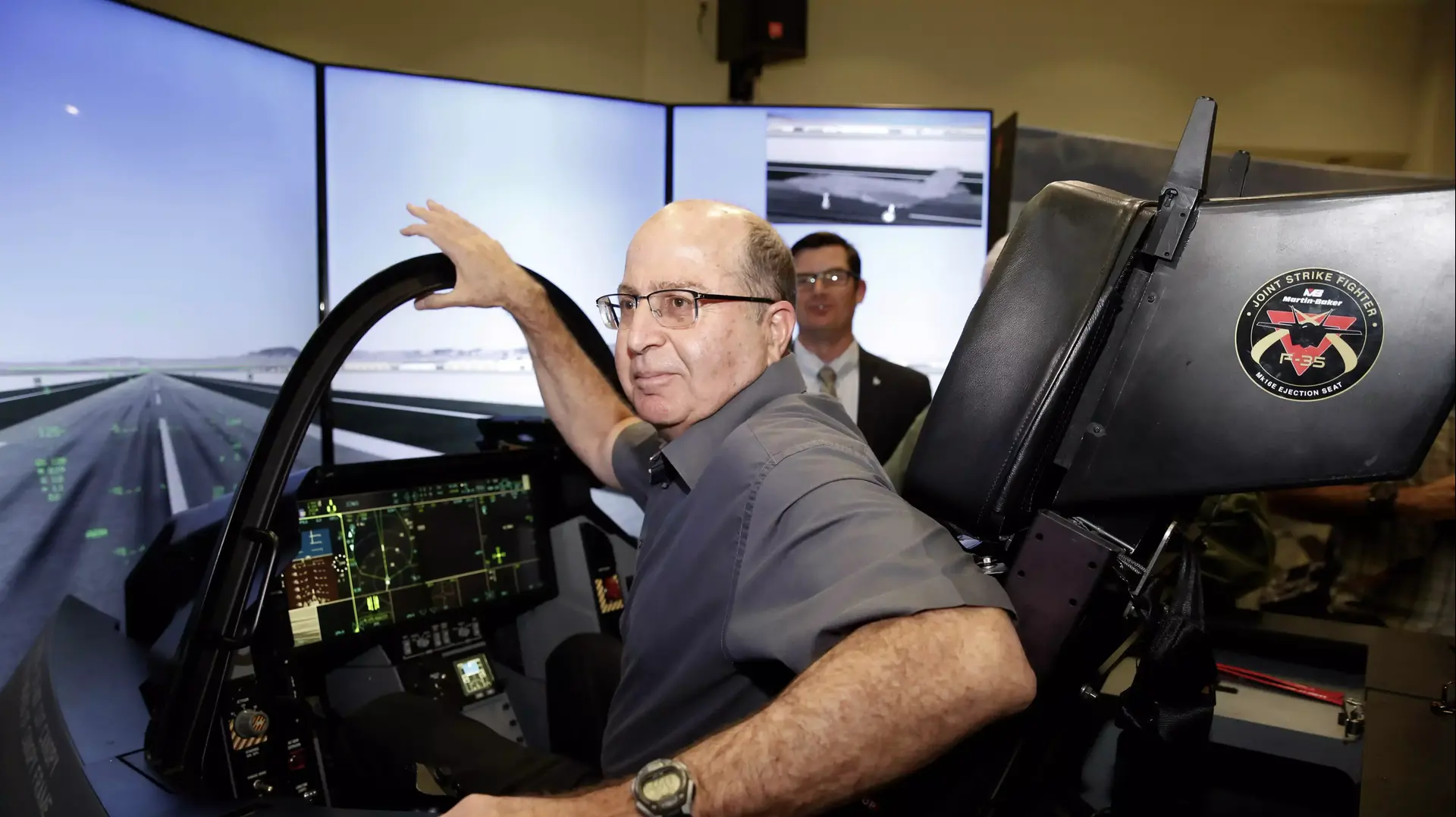 שר הביטחון משה יעלון, סימולטור F-35 בית חיל האוויר, הרצליה. 5 באפריל 2016 שר הביטחון משה יעלון, סימולטור F-35 בית חיל האוויר, הרצליה. 5 באפריל 2016
