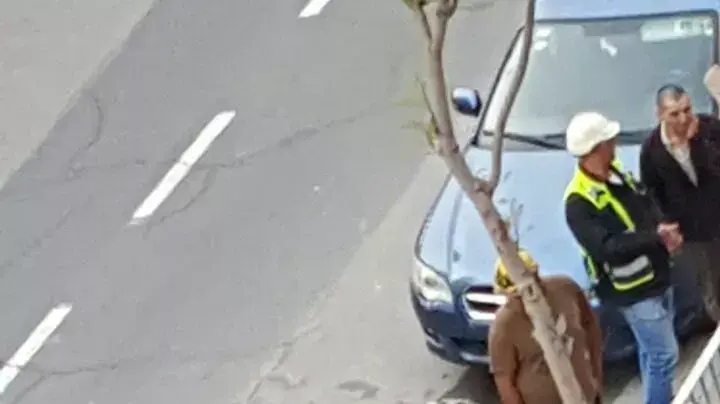 מנוף הפיל מטען כבד על רכב חונה ליד בית החולים איכילוב בת"א מנוף הפיל מטען כבד על רכב חונה ליד בית החולים איכילוב בת"א
