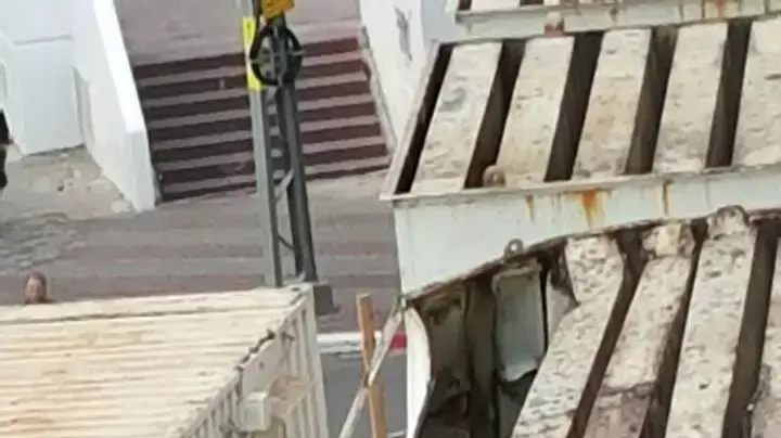 מנוף הפיל מטען כבד על רכב חונה ליד בית החולים איכילוב בת"א מנוף הפיל מטען כבד על רכב חונה ליד בית החולים איכילוב בת"א