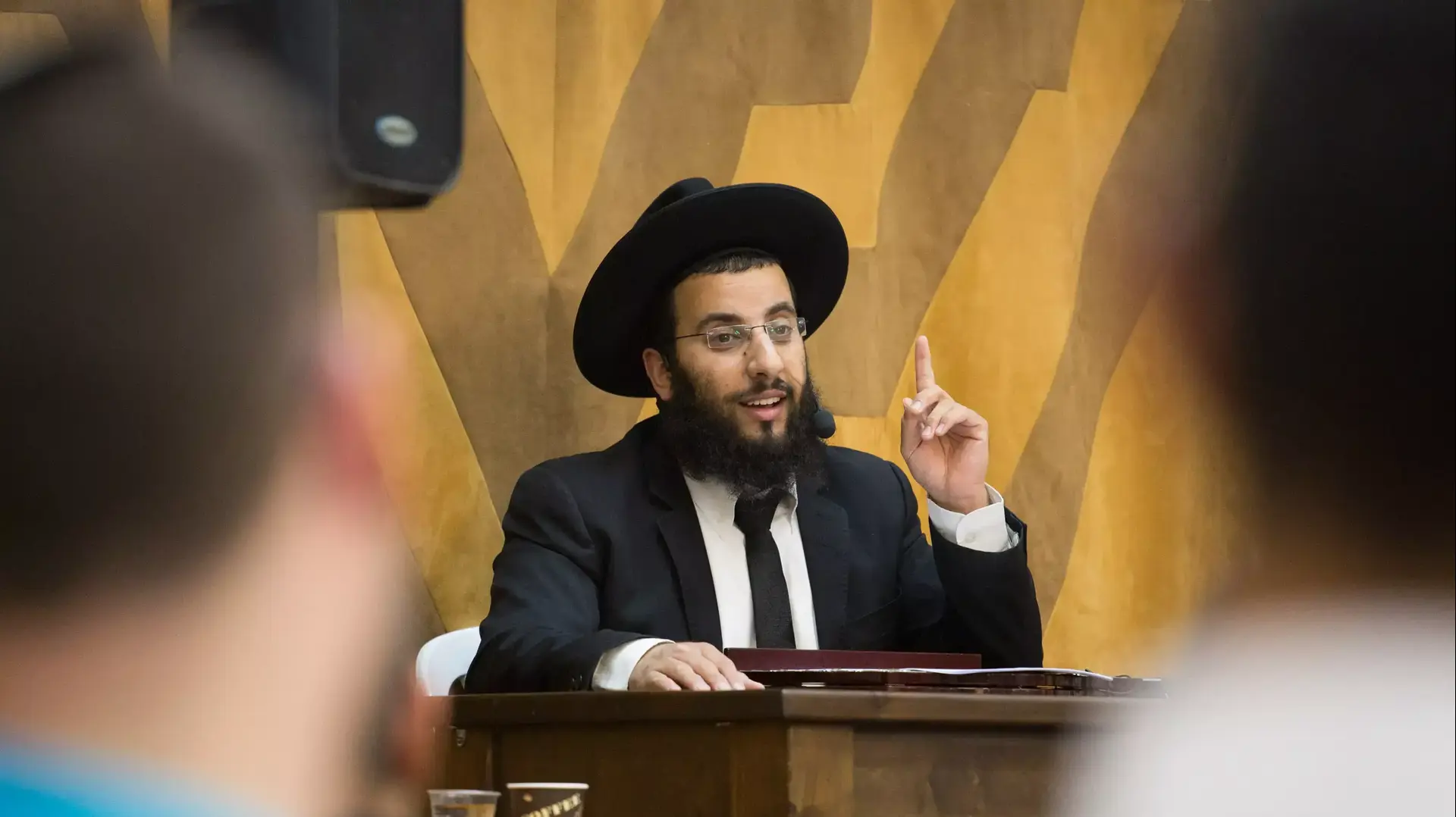 הרב רביד נגר בשיעור לתלמידיו ברחובות, אפריל 2014 הרב רביד נגר בשיעור לתלמידיו ברחובות, אפריל 2014