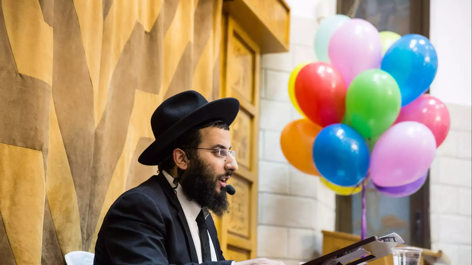 הרב רביד נגר בשיעור לתלמידיו ברחובות, אפריל 2014 הרב רביד נגר בשיעור לתלמידיו ברחובות, אפריל 2014