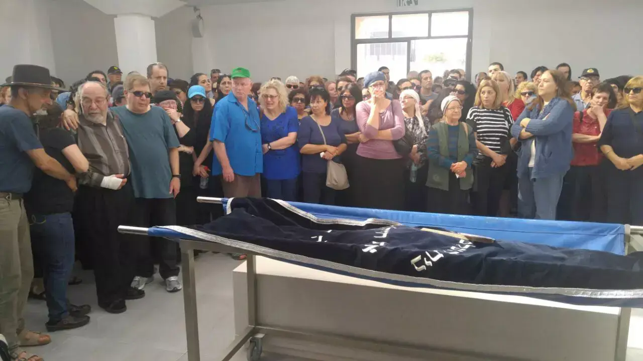 הלווית שירה רוט, שנהרגה במהלך טיול בפרו, בית העלמין מישור אדומים. אפריל 2016 הלווית שירה רוט, שנהרגה במהלך טיול בפרו, בית העלמין מישור אדומים. אפריל 2016