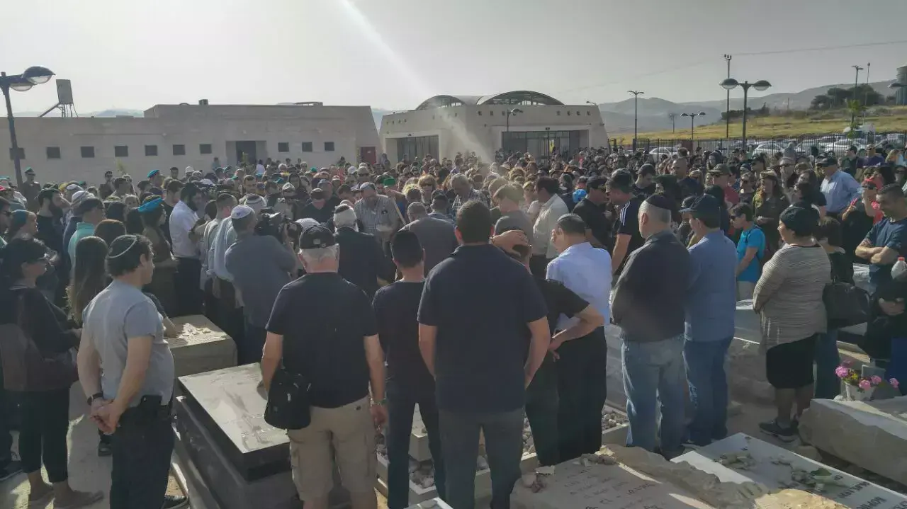 הלווית שירה רוט, שנהרגה במהלך טיול בפרו, בית העלמין מישור אדומים. אפריל 2016 הלווית שירה רוט, שנהרגה במהלך טיול בפרו, בית העלמין מישור אדומים. אפריל 2016