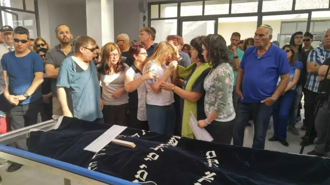 הלווית שירה רוט, שנהרגה במהלך טיול בפרו, בית העלמין מישור אדומים. אפריל 2016 הלווית שירה רוט, שנהרגה במהלך טיול בפרו, בית העלמין מישור אדומים. אפריל 2016