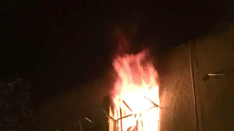 שריפה בבניין דירות בחדרה. אפריל 2016 שריפה בבניין דירות בחדרה. אפריל 2016