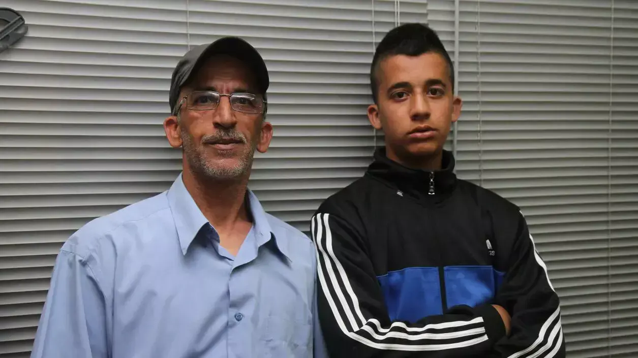פאיז עבידאת ובנו אדהם עבידאת, אשר הוכה על ידי מנהל בית הספר, ירושלים. אפריל 2016 פאיז עבידאת ובנו אדהם עבידאת, אשר הוכה על ידי מנהל בית הספר, ירושלים. אפריל 2016