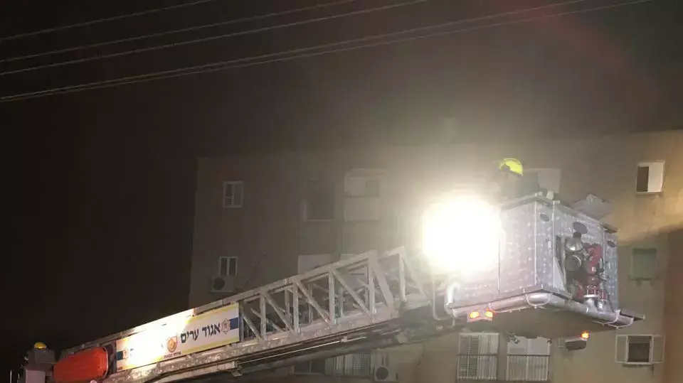 שריפה בבניין דירות בחדרה. אפריל 2016 שריפה בבניין דירות בחדרה. אפריל 2016