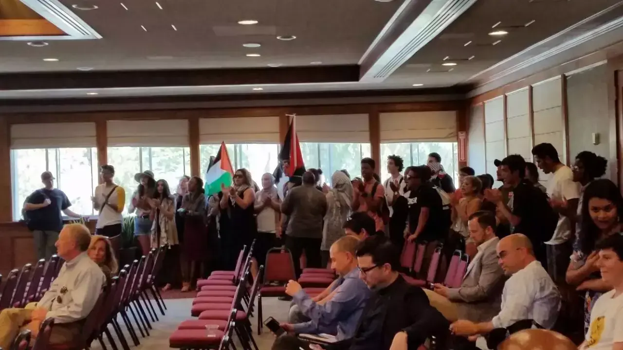 עשרות מפגינים פרו פלשתינים התפרצו במהלך הרצאה של ראש העיר ירושלים ניר ברקת בקמפוס אוניברסיטת סן פרנסיסקו בארה"ב עשרות מפגינים פרו פלשתינים התפרצו במהלך הרצאה של ראש העיר ירושלים ניר ברקת בקמפוס אוניברסיטת סן פרנסיסקו בארה"ב