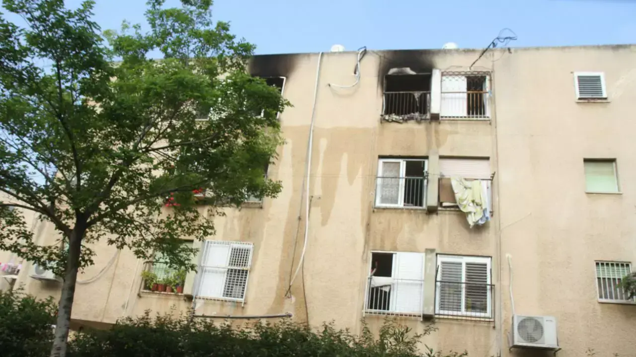 דירה בחדרה שנשרפה, במהלך השריפה נהרגה אישה דירה בחדרה שנשרפה, במהלך השריפה נהרגה אישה