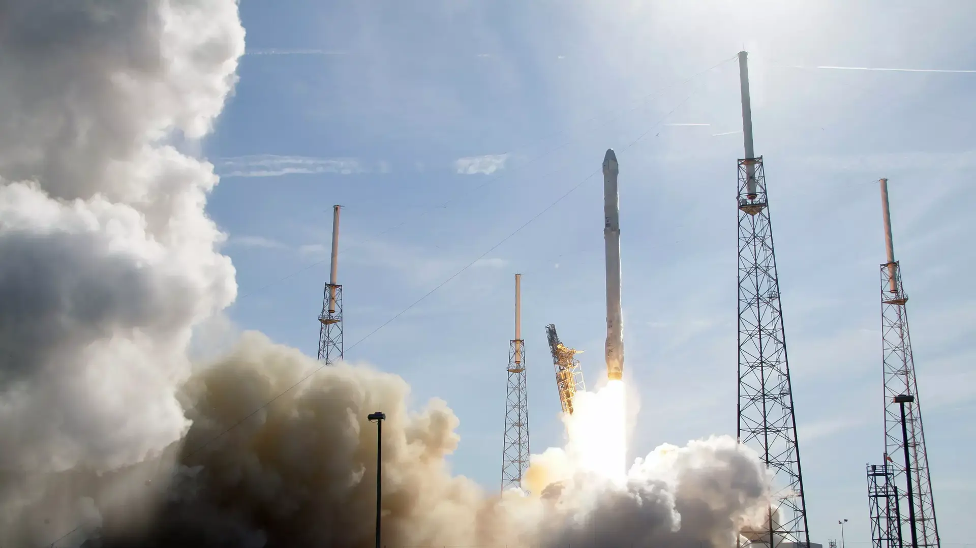 טיל "פלקון 9" של חברת SpaceX שוגר עם ציוד אספקה לתחנת החלל הבינלאומית, 8 באפריל 2016