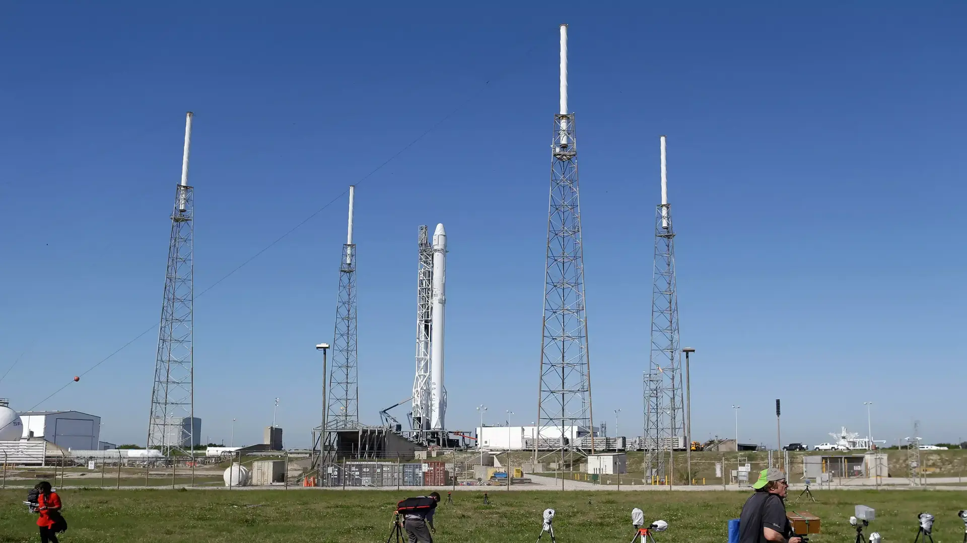 טיל "פלקון 9" של חברת SpaceX שוגר עם ציוד אספקה לתחנת החלל הבינלאומית, 8 באפריל 2016 טיל "פלקון 9" של חברת SpaceX שוגר עם ציוד אספקה לתחנת החלל הבינלאומית, 8 באפריל 2016