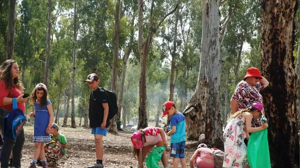 מתנדבים מנקים את חופי הכנרת לקראת פסח, אפריל 2016 מתנדבים מנקים את חופי הכנרת לקראת פסח, אפריל 2016