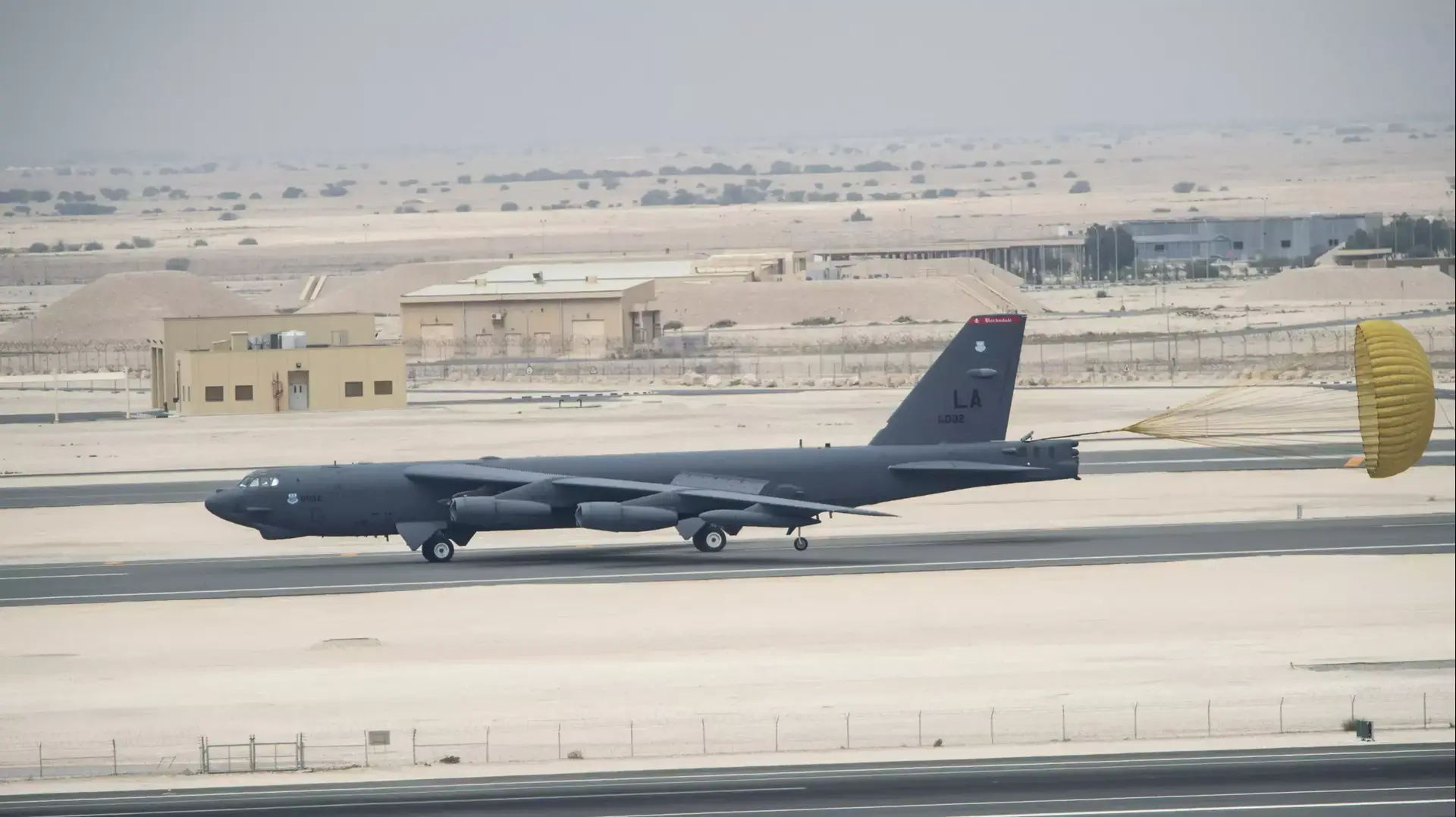 מפציצי בואינג B-52 שישתתפו במלחמה בדאעש נוחתים בקטאר, אפריל 2016