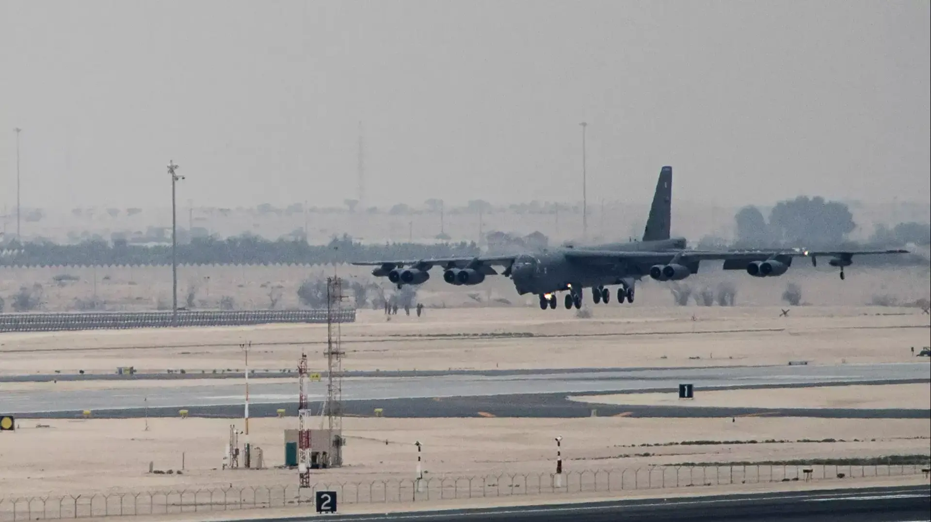 מפציצי בואינג B-52 שישתתפו במלחמה בדאעש נוחתים בקטאר, אפריל 2016