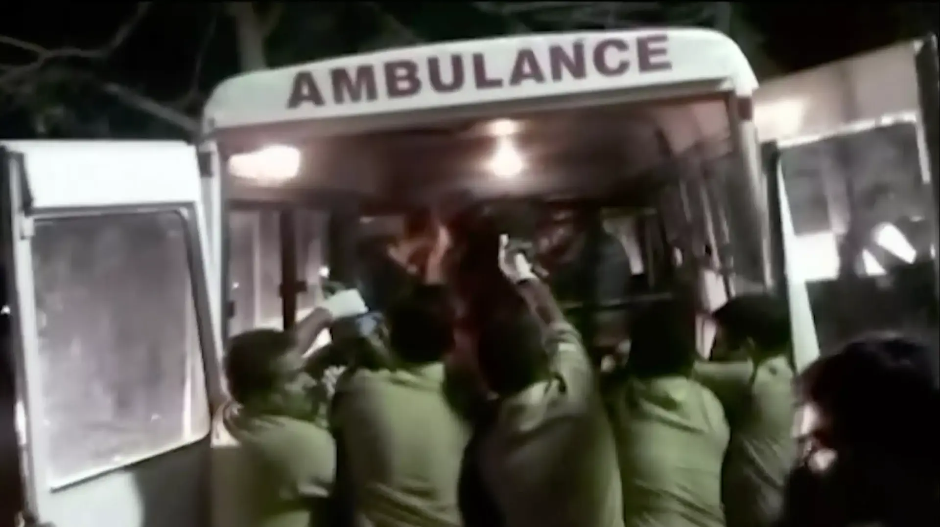 שריפה קטלנית שפרצה במקדש הינדי בקרלה, הודו, נגרמה על ידי זיקוקים שאוכסנו במקדש לקראת פסטיבל וישנו שריפה קטלנית שפרצה במקדש הינדי בקרלה, הודו, נגרמה על ידי זיקוקים שאוכסנו במקדש לקראת פסטיבל וישנו
