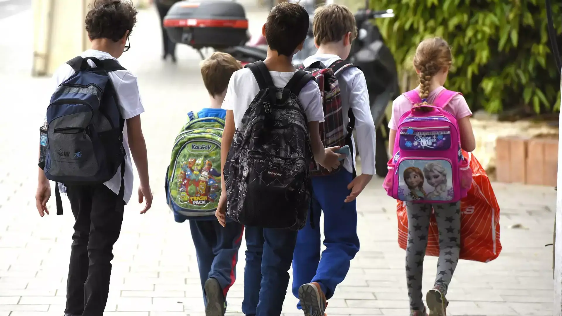 תמונות אילוסטרציה של ילדים הולכים לבית ספר  בצפון הישן בתל אביב 