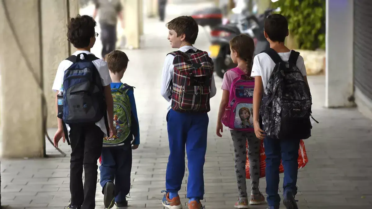 תמונות אילוסטרציה של ילדים הולכים לבית ספר בצפון הישן בתל אביב תמונות אילוסטרציה של ילדים הולכים לבית ספר בצפון הישן בתל אביב
