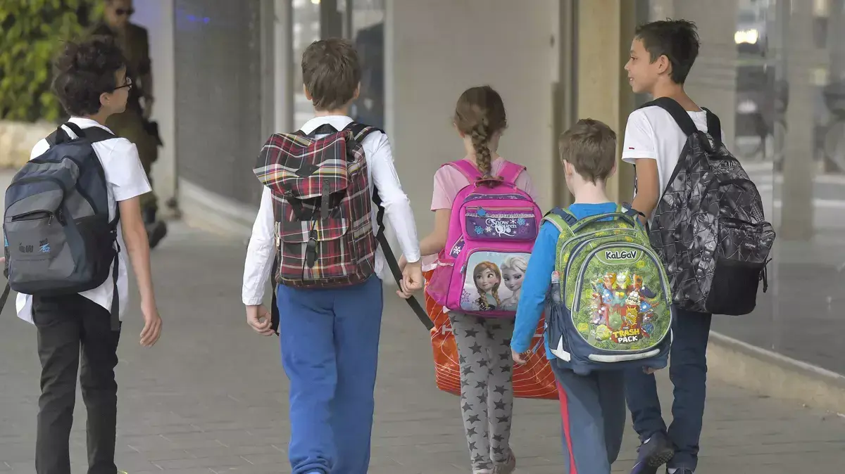 תמונות אילוסטרציה של ילדים הולכים לבית ספר  בצפון הישן בתל אביב
