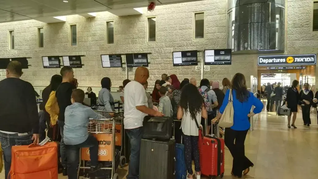 ישראלים בתור בשדה התעופה לטוס לטורקיה
