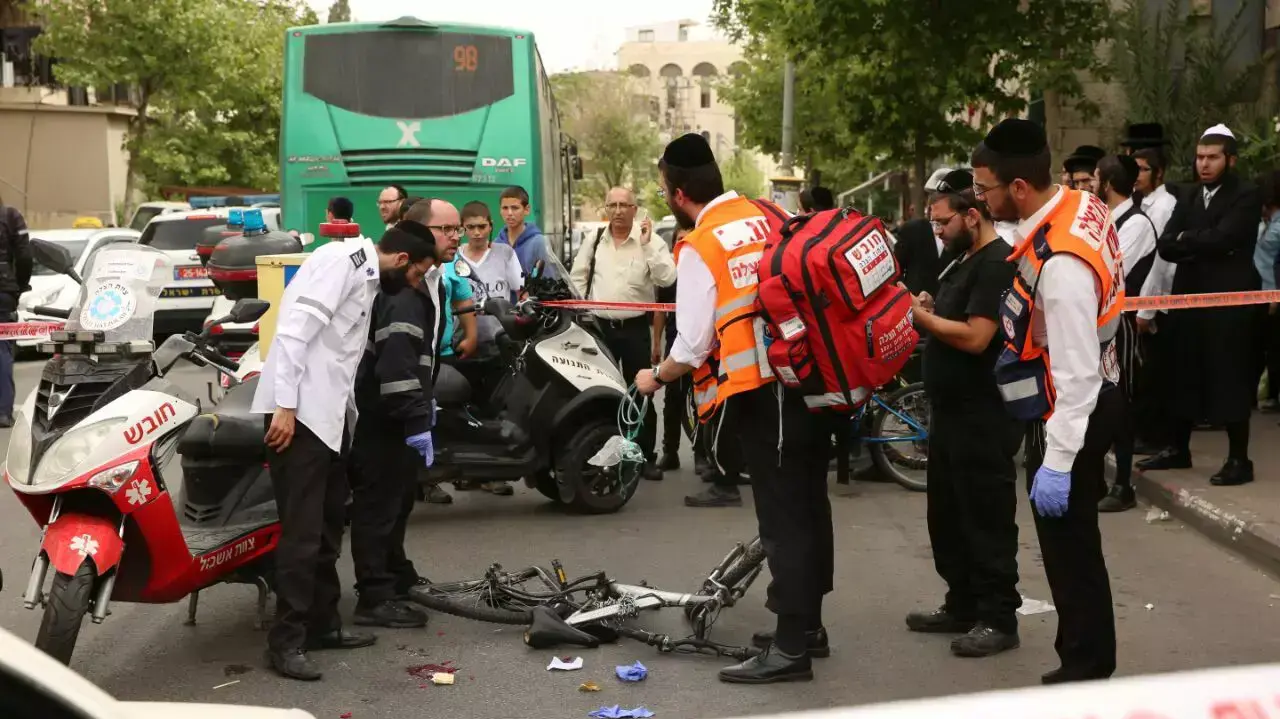 ילד רוכב אופניים נפגע מאוטובוס ברחוב שמואל הנביא, ירושלים. 10 באפריל 2016 ילד רוכב אופניים נפגע מאוטובוס ברחוב שמואל הנביא, ירושלים. 10 באפריל 2016
