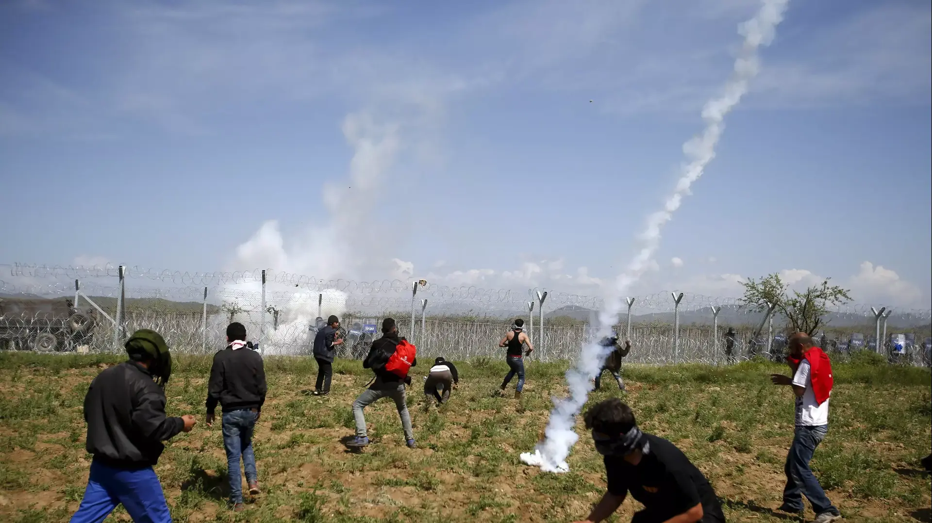 עימותים בין כוחות המשטרה למהגרים באידומני, גבול יוון-מקדוניה, 10 באפריל 2016 עימותים בין כוחות המשטרה למהגרים באידומני, גבול יוון-מקדוניה, 10 באפריל 2016