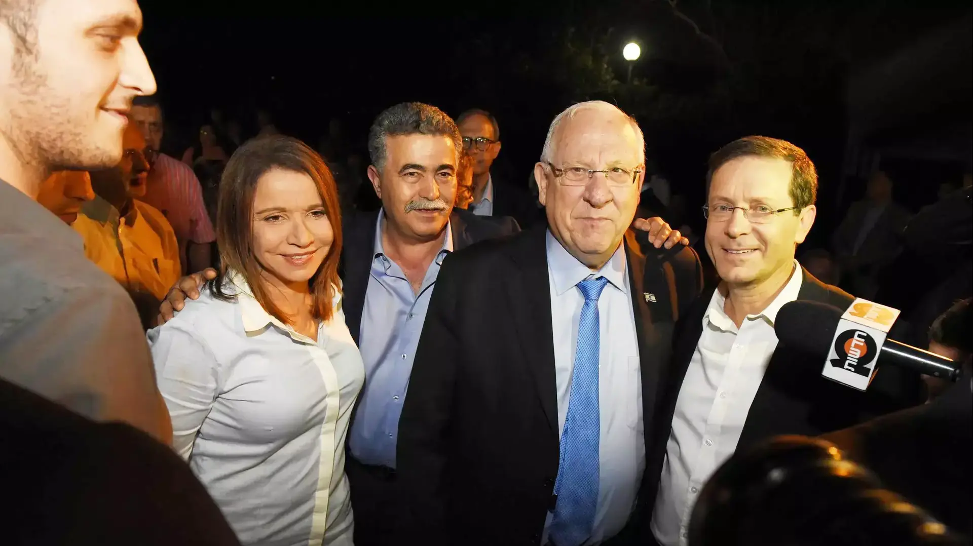 שלי יחימוביץ' חוגגת עשור בפוליטיקה ומסיבת יום הולדת בתמונה עם יצחק הרצוג עמיר פרץ וראובן ריבלין שלי יחימוביץ' חוגגת עשור בפוליטיקה ומסיבת יום הולדת בתמונה עם יצחק הרצוג עמיר פרץ וראובן ריבלין
